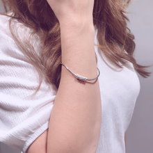 Load image into Gallery viewer, Envelop bead on an organic bangle - Love Flo